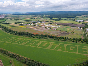 Luftaufnahme des Schriftzugs "Biofeldtage".