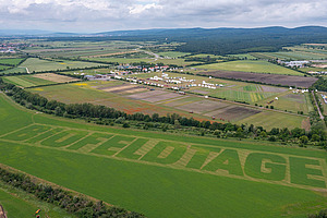 Luftaufnahme des Schriftzugs "Biofeldtage".