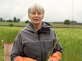 Eine Frau in einem Getreidefeld.