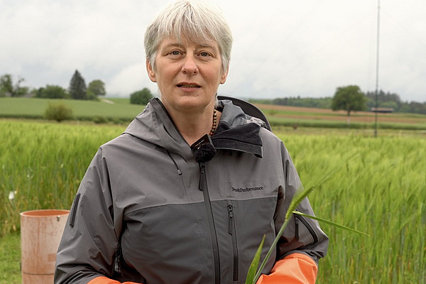 Eine Frau in einem Getreidefeld.