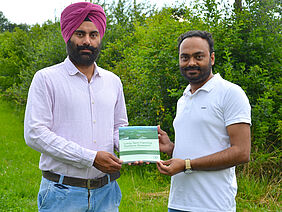 FiBL researchers Gurbir Bhullar and Amritbir Riar presenting their publication