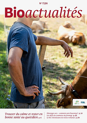 Page de couverture du Bioactualités 7|26: Un homme est adossé à une clôture, avec des vaches en arrière-plan.