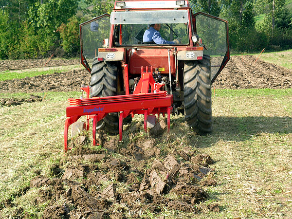 Le travail réduit du sol avec la charrue déchaumeuse (Stoppelhobel) dans l’essai exact de Frick/AG.