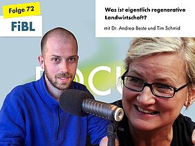 Ein Mann am Podcastmikrofon, dazu ein Foto einer Frau.