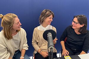 Drei Frauen am Podcast-Mikrofon