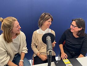 Drei Frauen am Podcast-Mikrofon