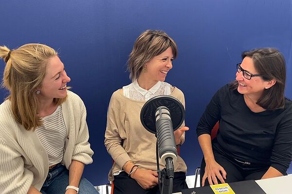 Drei Frauen am Podcast-Mikrofon