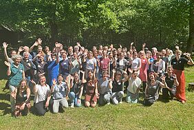 Gruppenfoto mit vielen Frauen und Männern.
