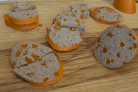 Wurst auf Holzbrett.