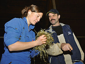 FiBL-Tierärztin Pamela Staehli prüft die Futterqualität