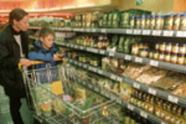 Mutter mit Kind beim Einkauf