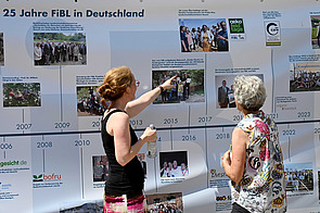 Zwei Frauen schauen sich ein Plakat 