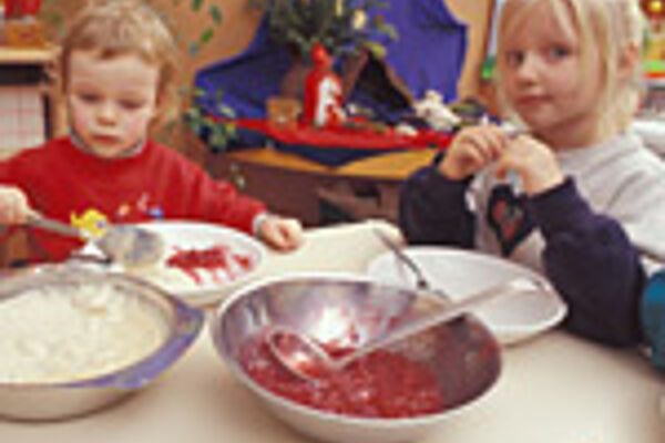 Kinder beim Mittagessen im Kindergarten