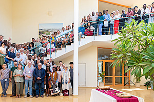  Group photo with around 100 people from different cultures.