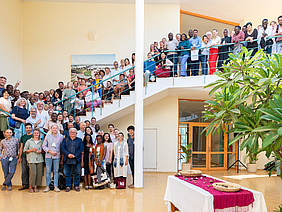Gruppenbild mit rund 100 Personen aus unterschiedlichen Kulturen.