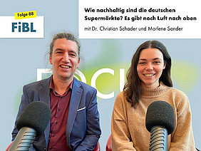 Ein Mann und eine Frau an Podcastmikrofonen.