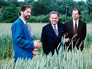 Bundesrat Otto Stich (Mitte) im Gespräch mit FiBL-Direktor Urs Niggli (links). Rechts: Jürg Annaheim