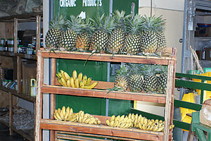 Etagère avec des ananas et des bananes