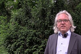 Ein Mann mit Mikrofon.