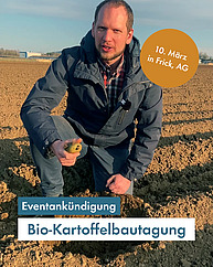 Ein Mann zwischen 30 und 40 kniet auf einem sonnigen Acker und hält eine Kartoffel in der Hand. Er erklärt gerade etwas. Text "Eventankündigung: Bio-Kartoffelbautagung. 10. März in Frick, AG"