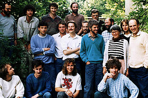 Teamfoto im Grünen.