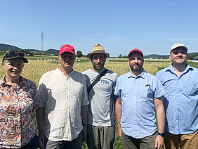 Fünf Personen auf einem Feld.