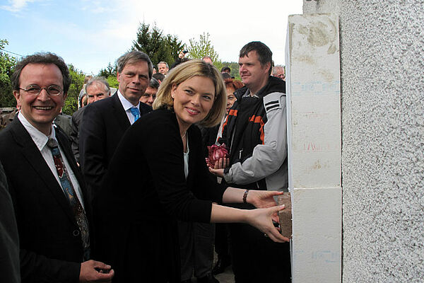 Julia Klöckner bei der Grundsteinlegung.