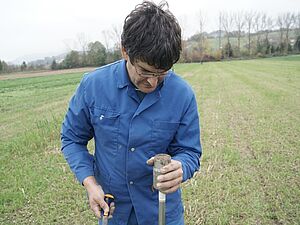 Mann auf Feld mit Messinstrumenten