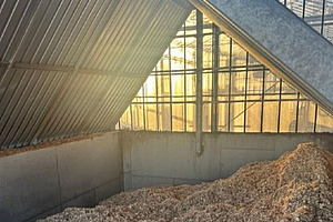 Holzschnitzel in einer Lagerhalle.