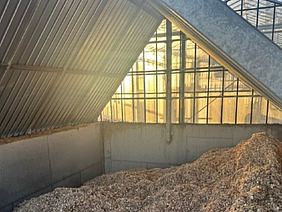 Holzschnitzel in einer Lagerhalle.