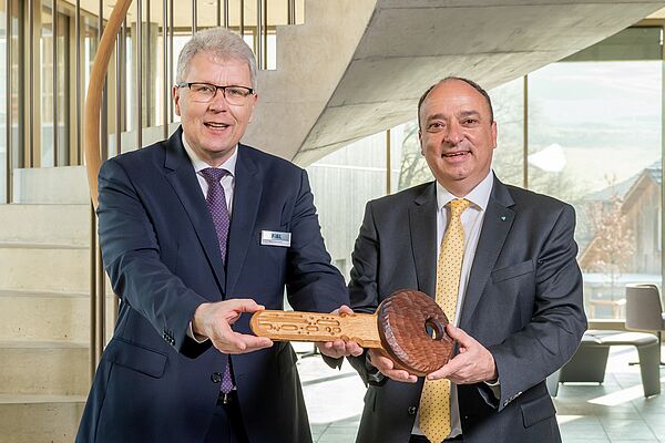 Knut Schmidtke et Markus Dieth avec une grande clé en bois