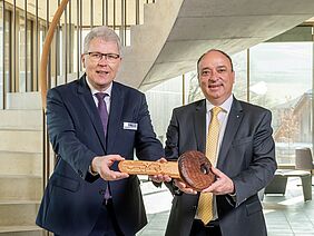 Knut Schmidtke et Markus Dieth avec une grande clé en bois