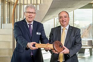 Knut Schmidtke und Markus Dieth mit einem grossen, hölzernen Schlüssel