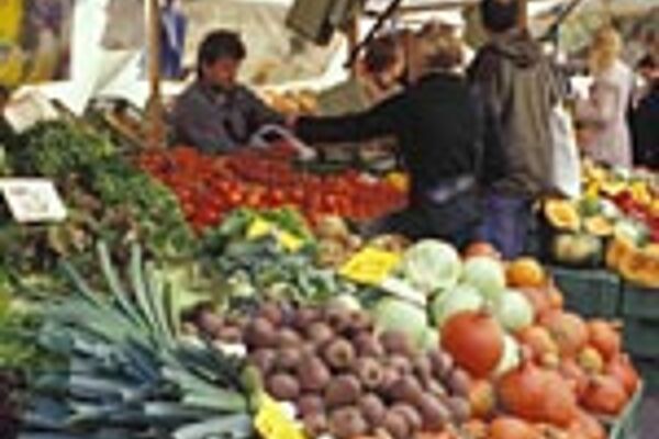 Gemüsestand auf einem Wochenmarkt