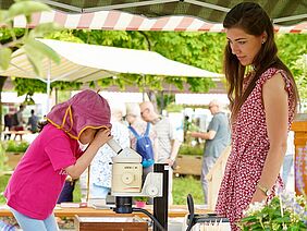 Junge Besucherin und FiBL-Wissenschaftlerin Sabrina Gurten