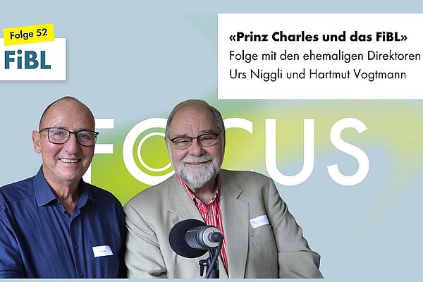 Zwei Männer vor dem Podcast-Mikrofon, FiBL Focus Logo im Hintergrund