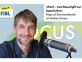Mathias Christen am Podcast-Mikrofon