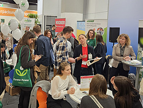 Menschen auf einer Messe.