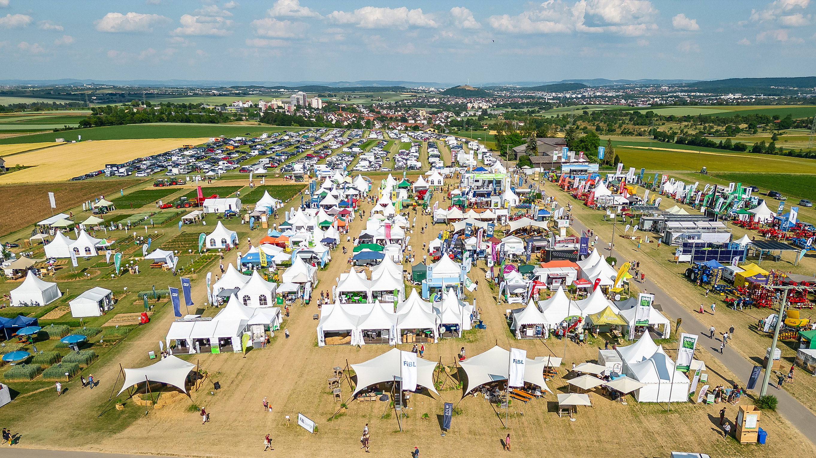 Drohnenaufnahme des Veranstaltungsgelände einer Outdoor-Messe.