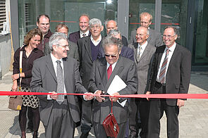 Regierungsrate Robert Brogle und FiBL-Präsident Otto Stich weihen das neue Laborgebäude ein.