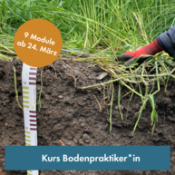 Ein blaues Banner sagt "Bodenpraktiker*in". In einem orangenen Kreis oben links steht "9 Module ab 24. März". Auf dem Foto dahinter ist ein Bodenprofil unter einer satten Wiese zu sehen, mit einem Massband und einer Hand, die das Grad auf die Seite drückt.