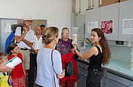 Claudia Daniel zeigt Besuchern die neuen Labors