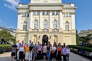 Gruppenfoto vor einem Gebäude