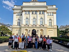 Gruppenfoto vor einem Gebäude