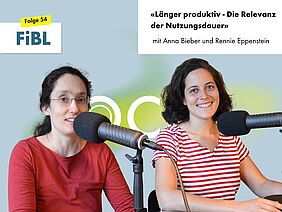 Zwei Frauen an Podcast-Mikrofonen