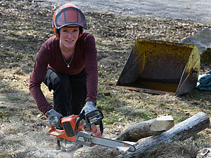 Porträtbild von Simona Moosmann mit Motorsäge.