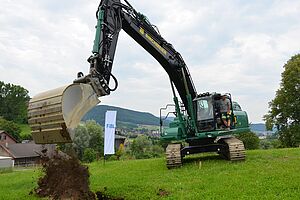 Ein Bagger leert eine Ladung Erde aus.