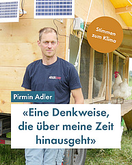 Ein Mann vor einem mobilen Hühnerstall.