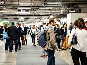 Menschen in einer Ausstellungshalle