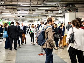 Menschen in einer Ausstellungshalle